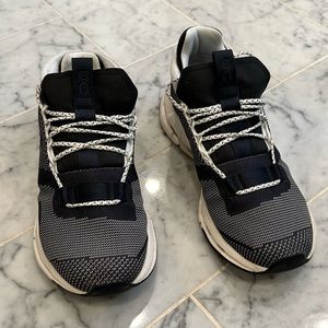 OnCloud Women’s size 9 running shoes